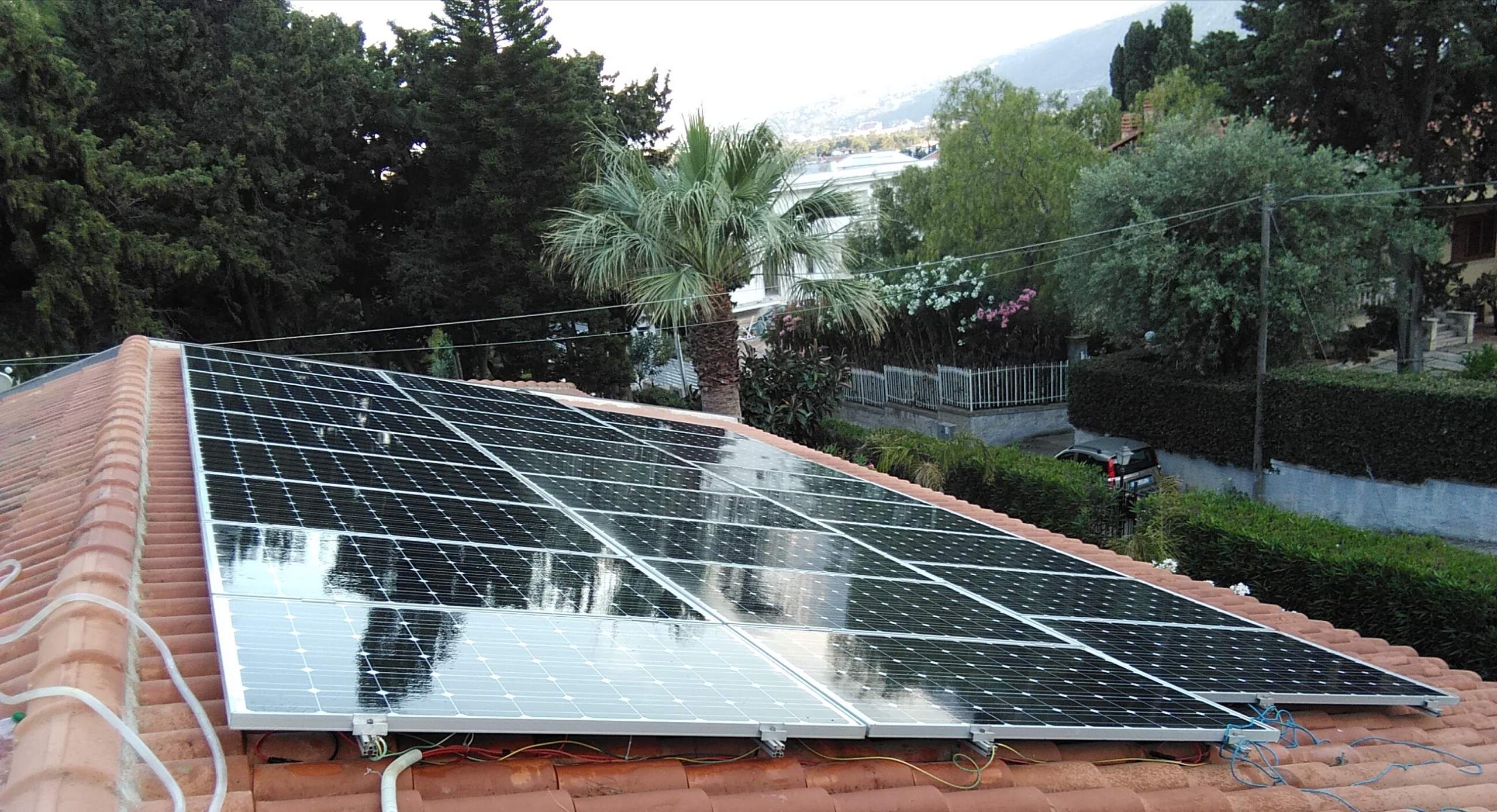 Solare fotovoltaico con inverter ibrido